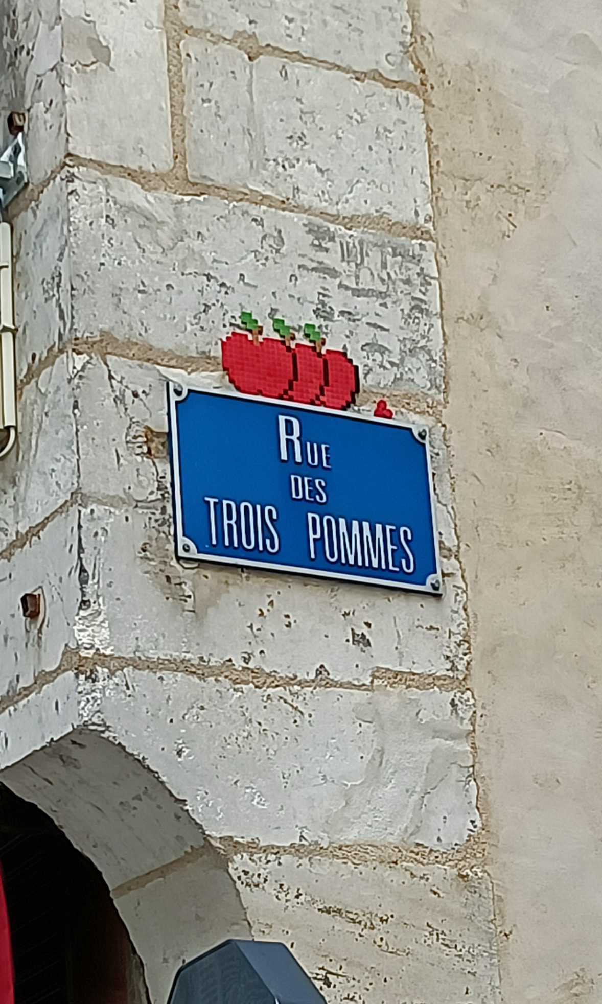 Mosaic 5614 Les 3 pommes de Mifamosa capturé par Rabot à Bourges France