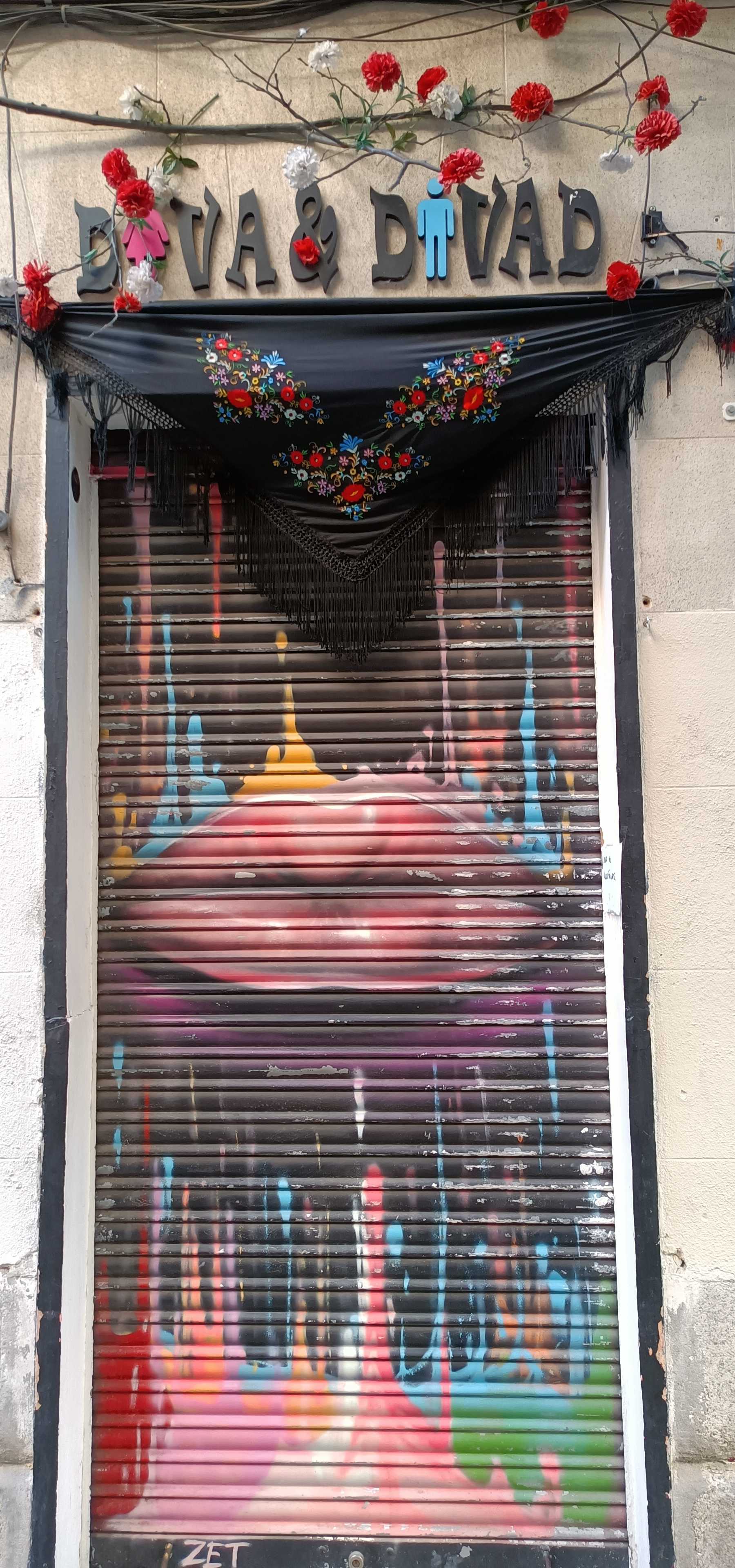 Graffiti 6751 Diva & divad captured by Rabot in Madrid Spain