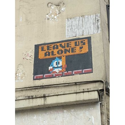 Space Invader PA_769 : Leave us alone france-paris-mosaic