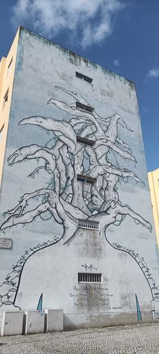 Arbre aux mains entrelacées