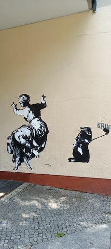 Classical Muse and Selfie Raccoon — Street art in Berlin