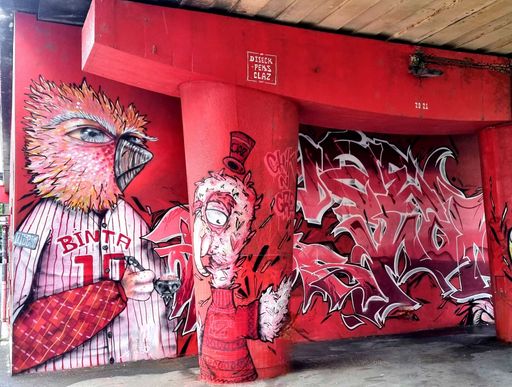 Personnages comics sous un pont rouge