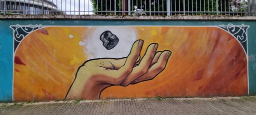 Mural main ouverte retient boule noire