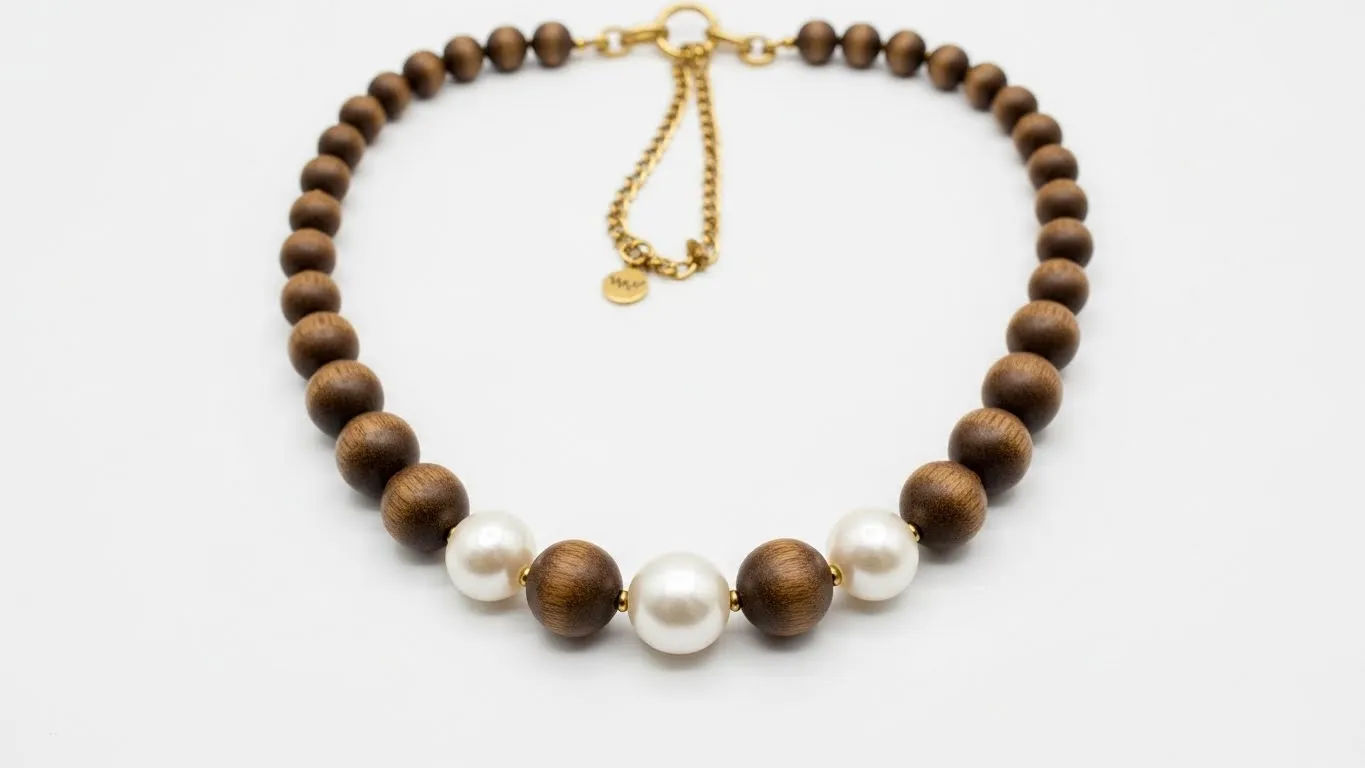 Vivienne West Wood Pearl Necklace: Elegant Detail