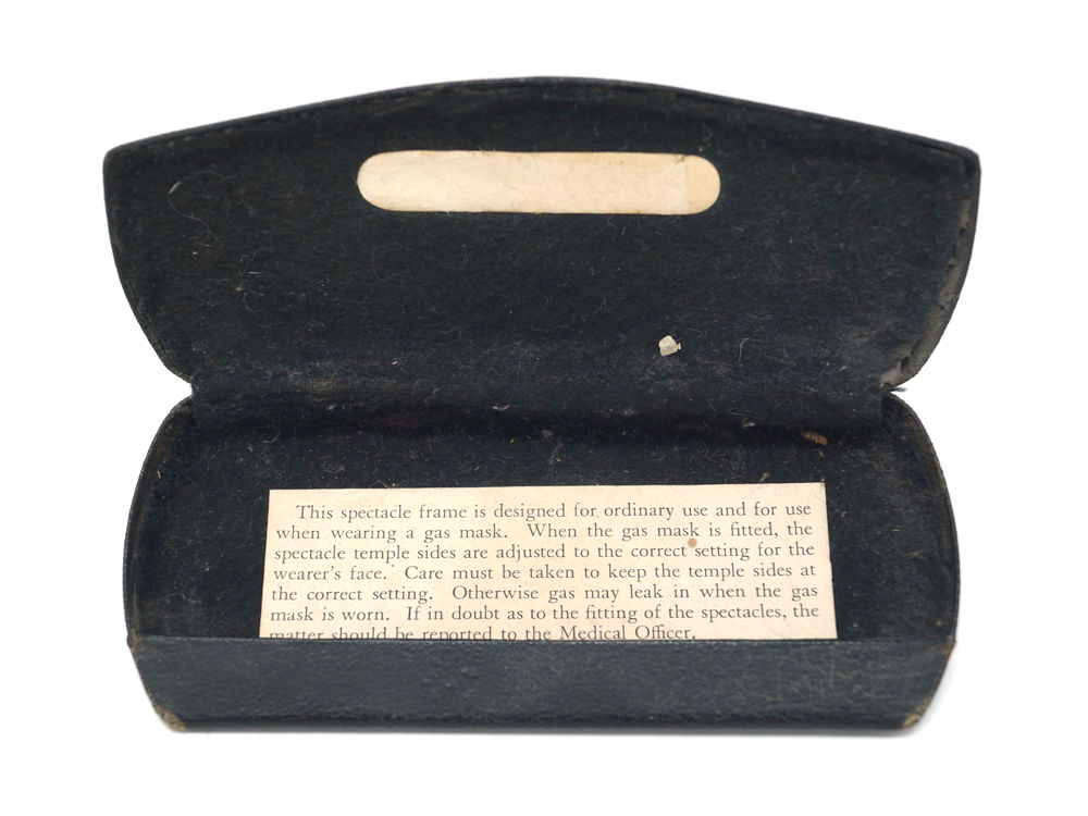 Detailed photograph showing an interesting label affixed to a spectacles case issued to a GI. Despite their being no official evidence that the P3 frames could be suitably worn with the Gas Mask, this pair have explicit instructions on how they should be properly adjusted!
(Author's Collection)