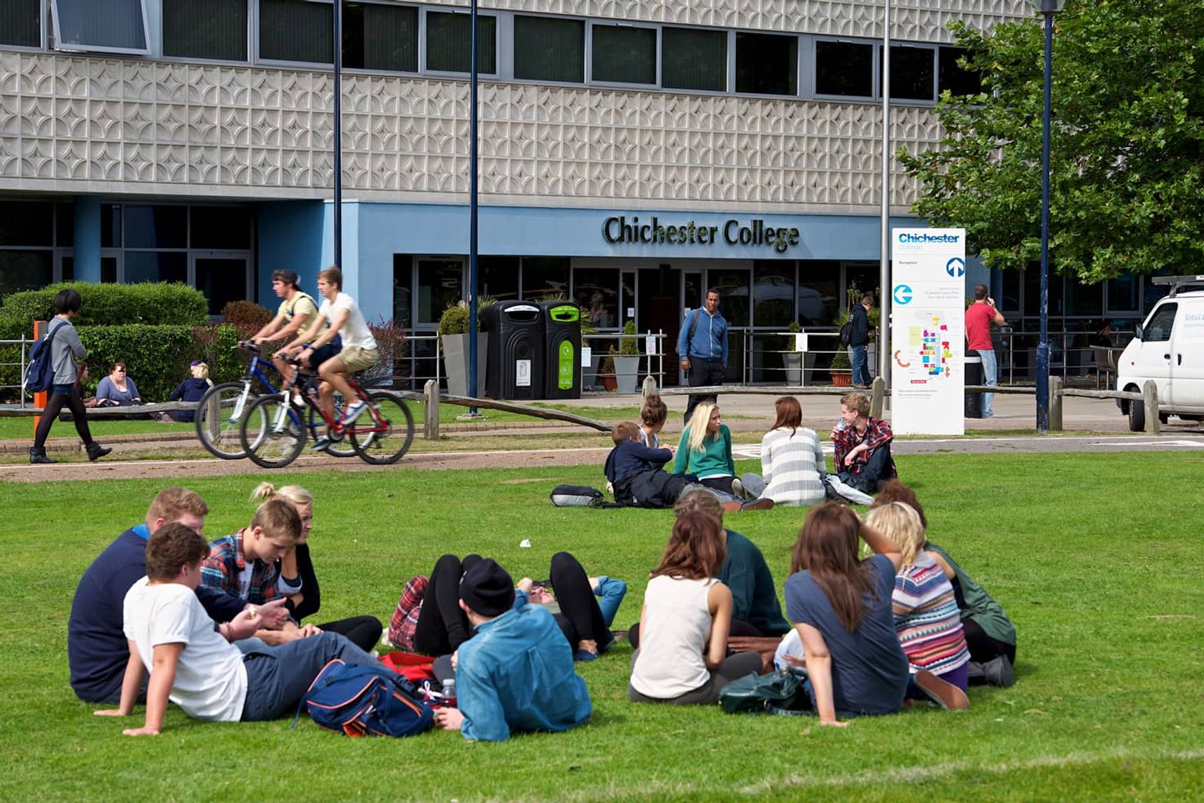 Chichester College propose des cours d'anglais de courte et de longue durée sur un véritable campus où il est possible de loger.