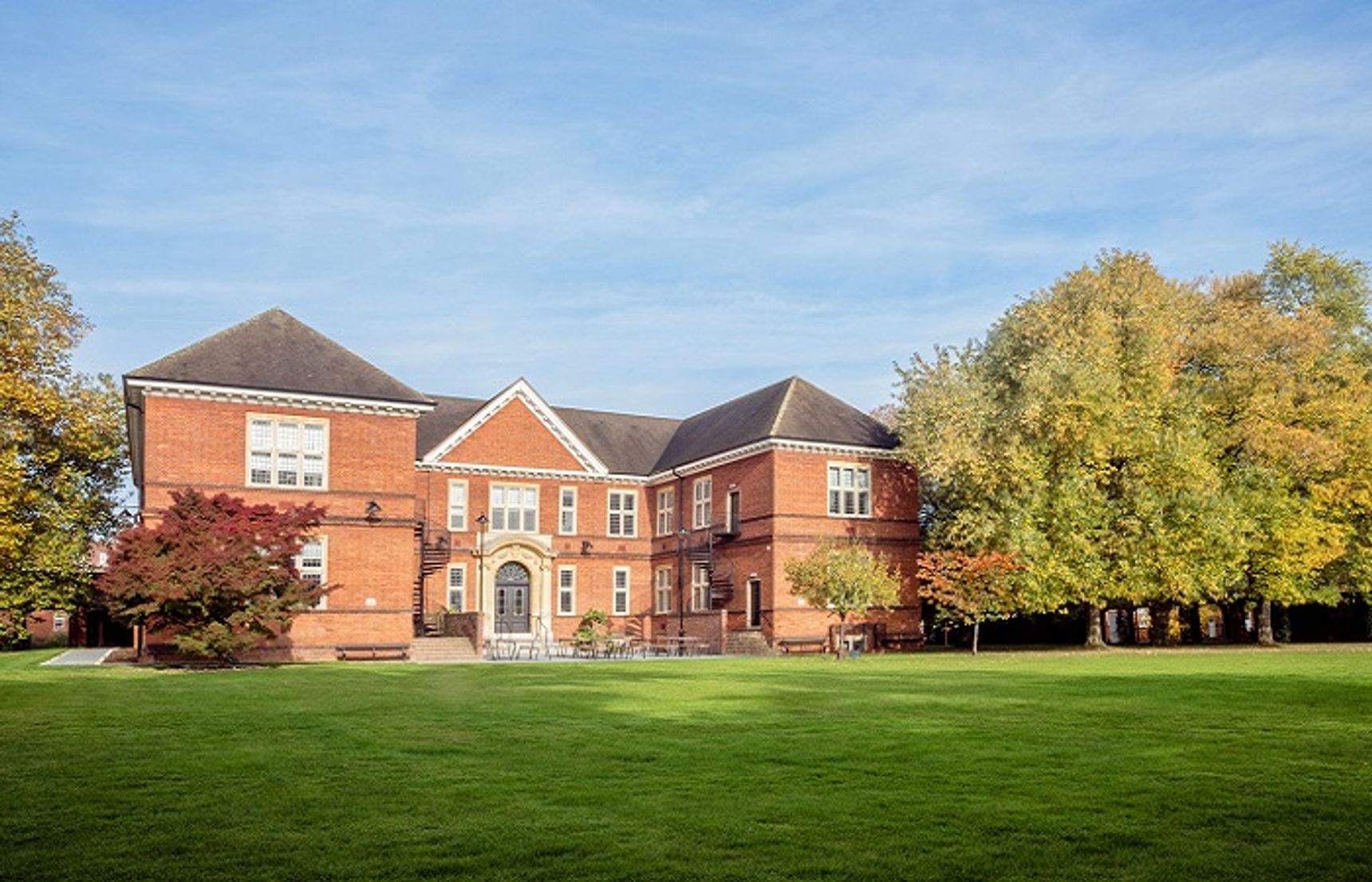 University of Reading abrite la Henley Business School qui est une des meilleures écoles de commerce en Europe.