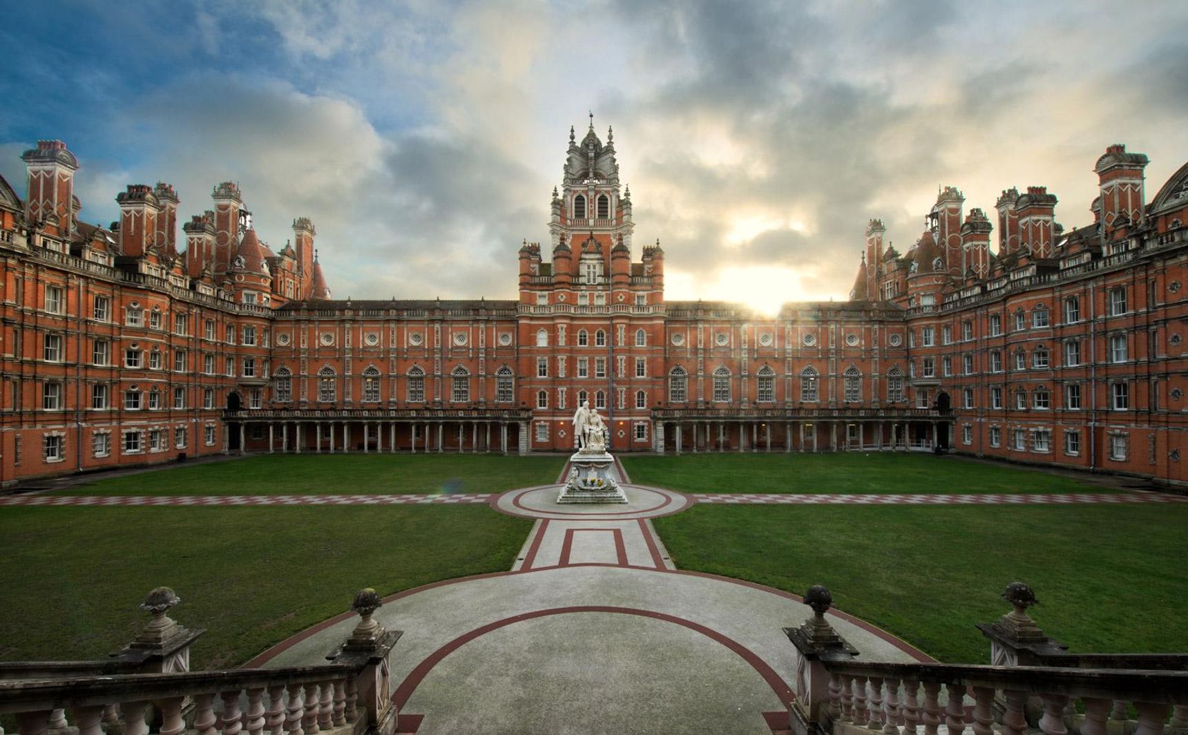 Royal Holloway University, membre du groupe University of London, dispose 'un campus Ă la Harry Potter.