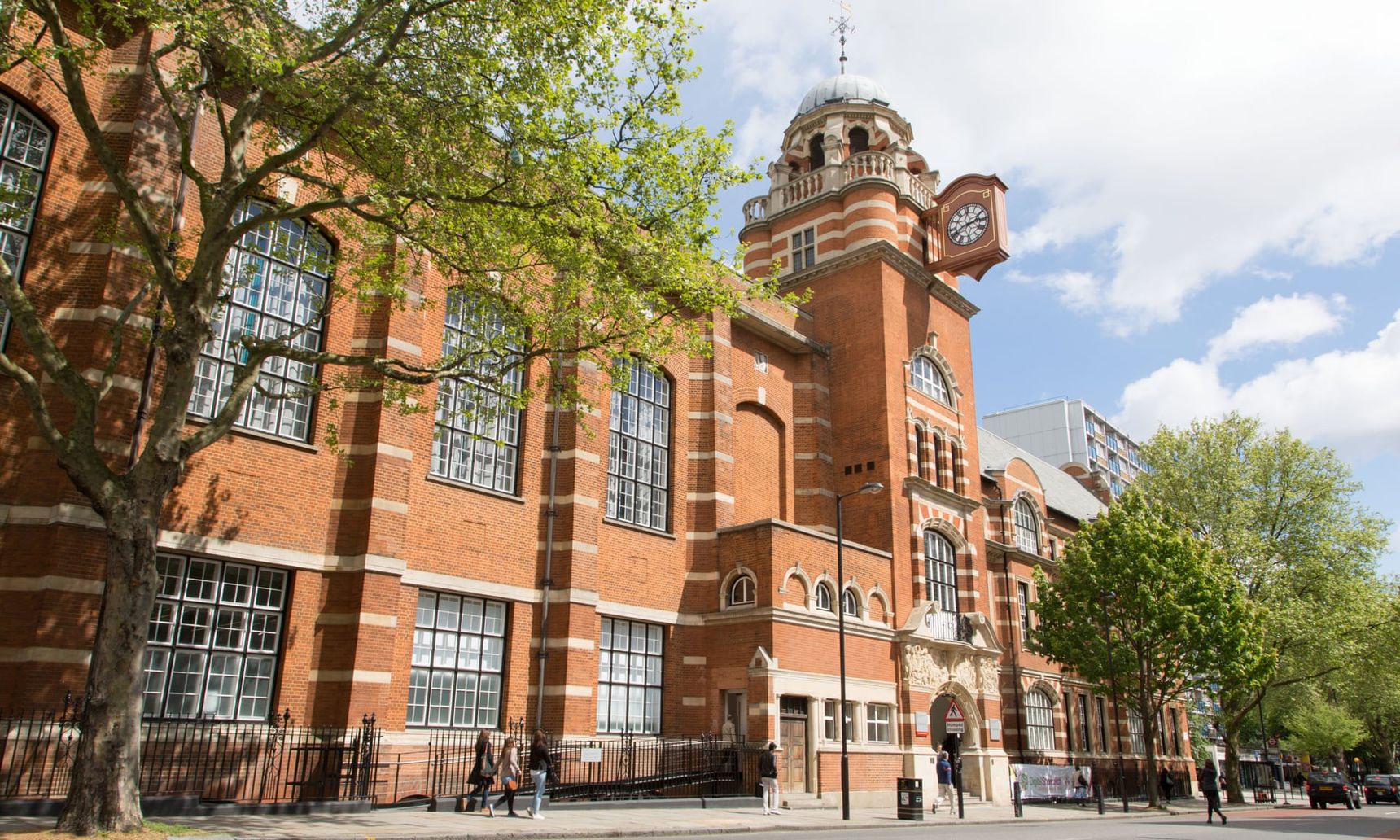 City University of London est une université renommée et dispose de sa propre école de commerce, Bayes Business School