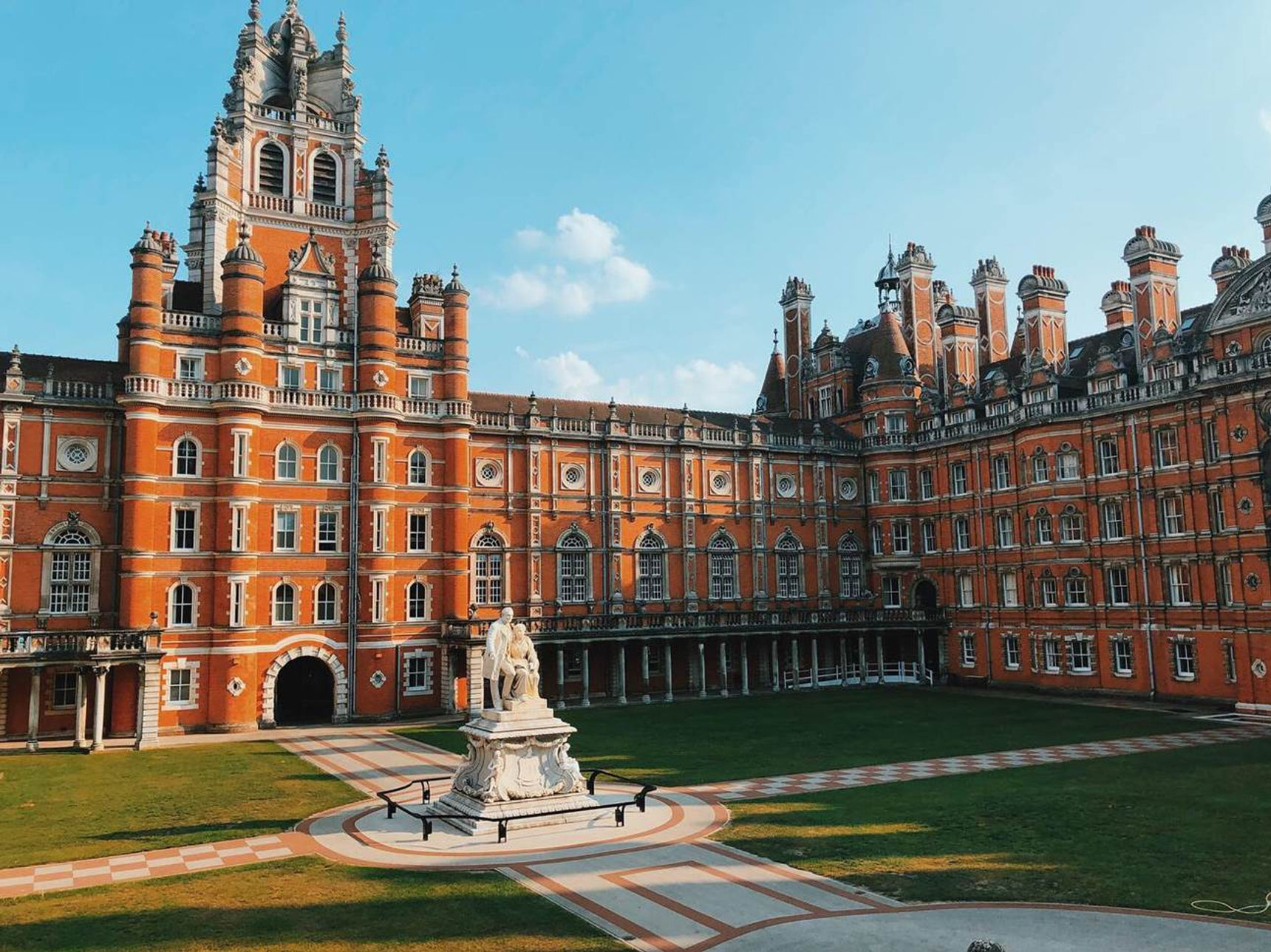 Royal Holloway University est membre du groupe University of London au même titre qu'UCL, Kings, City, etc.