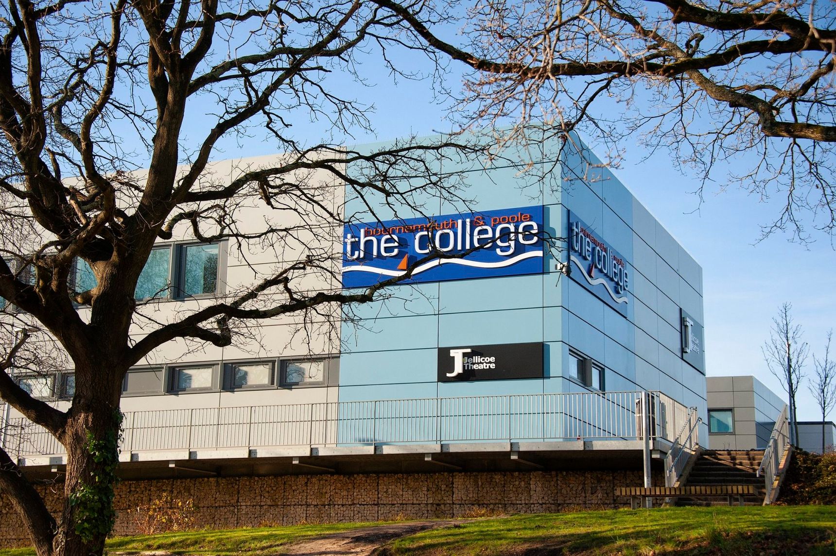 Bournemouth & Poole College propose des cours d'anglais aux étudiants étrangers. Possibilité de suivre des cours professionnels.