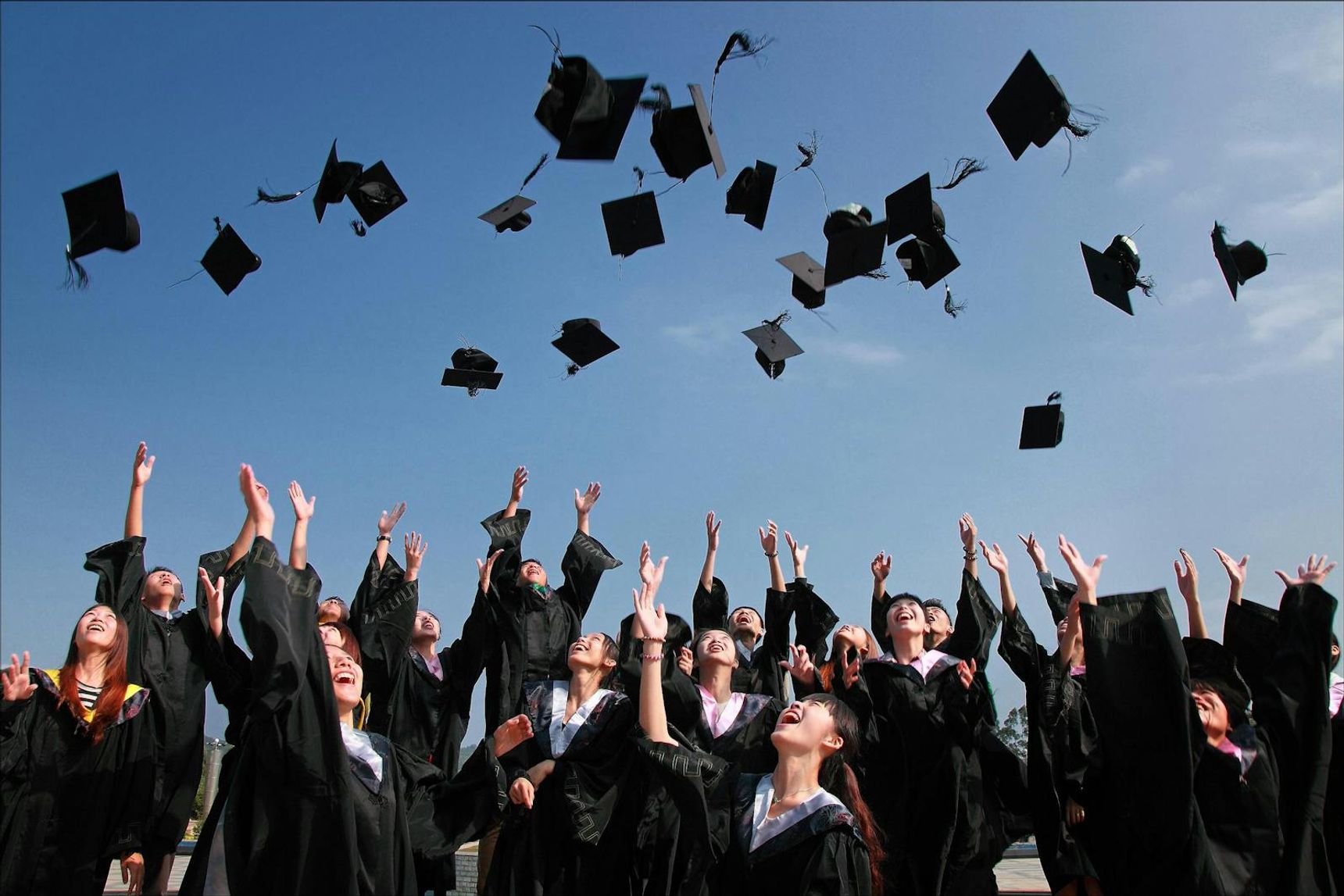 Studeren in het buitenland : Zet al je kansen aan jouw kant door samen te werken met Study ExperienceGowns Throwing Hats Up in the Air