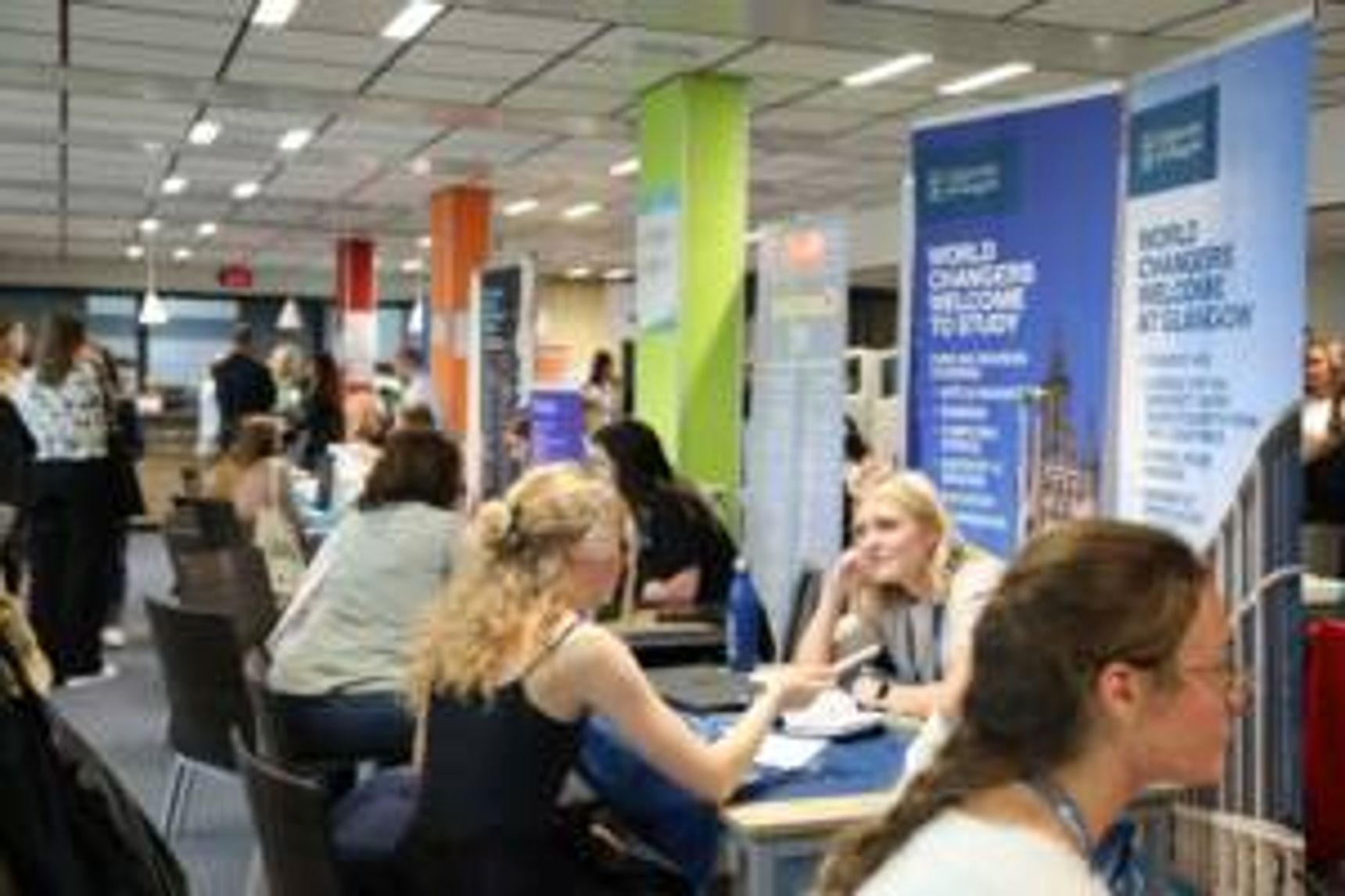 ELEVATE, c'est la possibilité de rencontrer des universités internationales de grande qualité et de poser vos questions dans une atmosphère propice sans stress. 