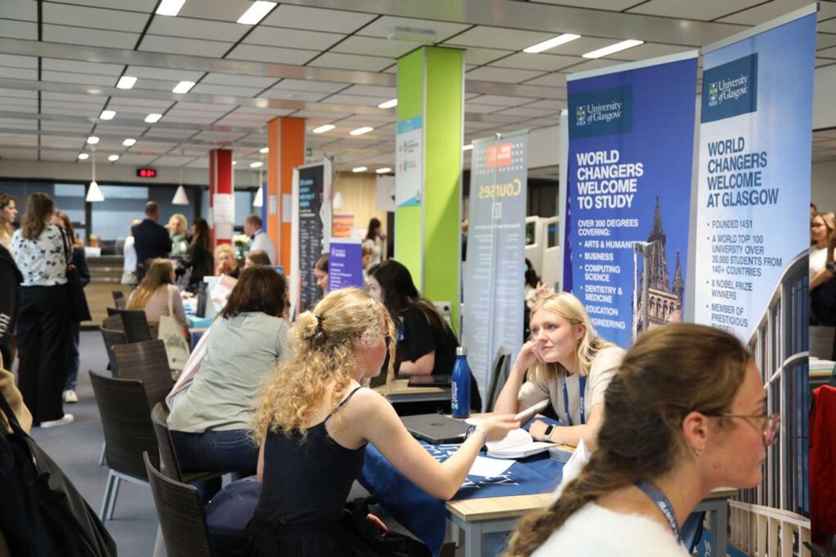 Ontmoet veet top universiteiten tijdens ELEVATE, DE studentenbeurs om in het buitenland te studeren.