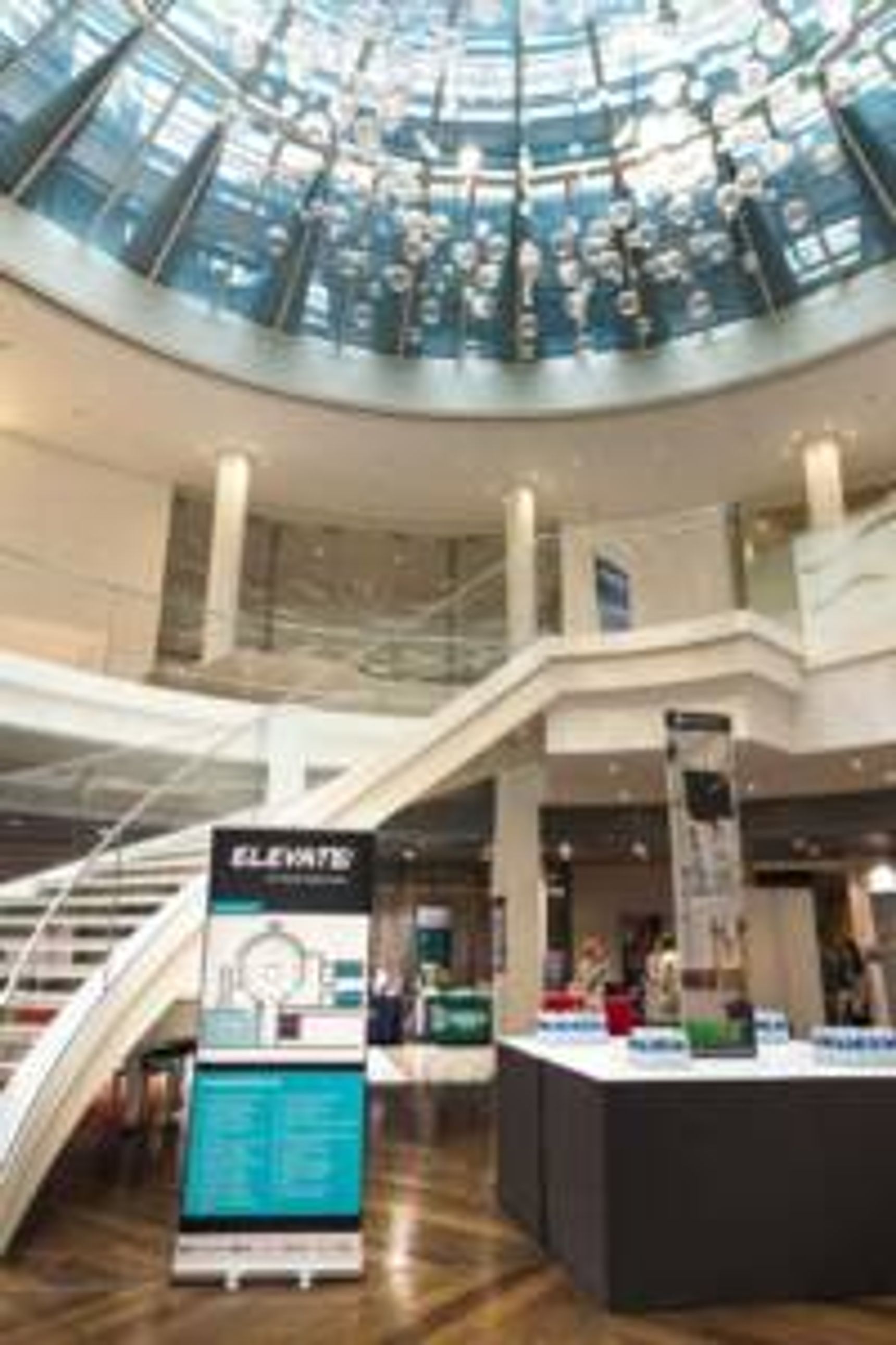 Inscris-toi au salon ELEVATE qui te permettra de discuter directement avec des universités et de rencontrer des conseillers experts