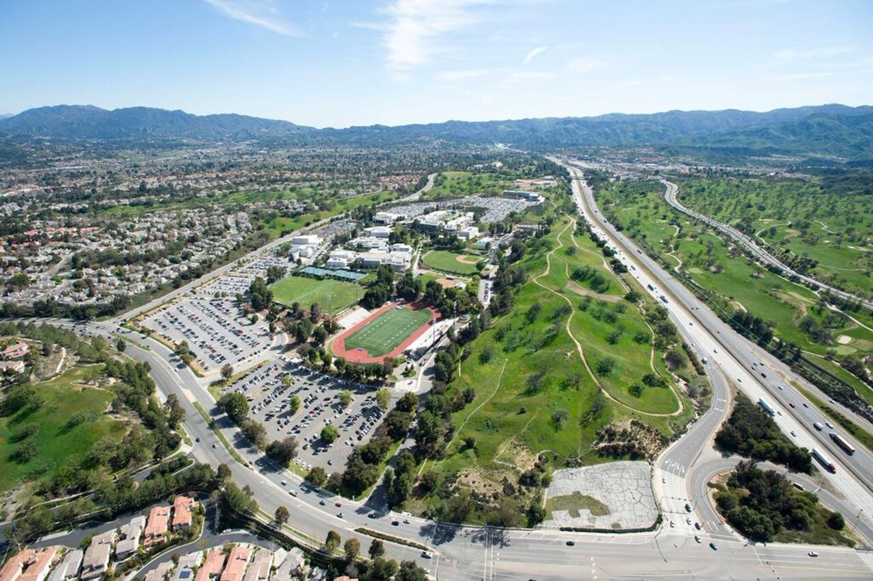 College of the Canyons : vue aérienne du superbe campus