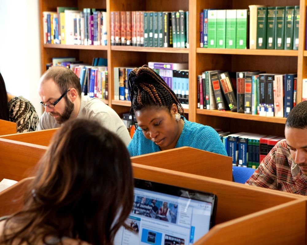 Studenti che ripassano nella biblioteca dell'International House.