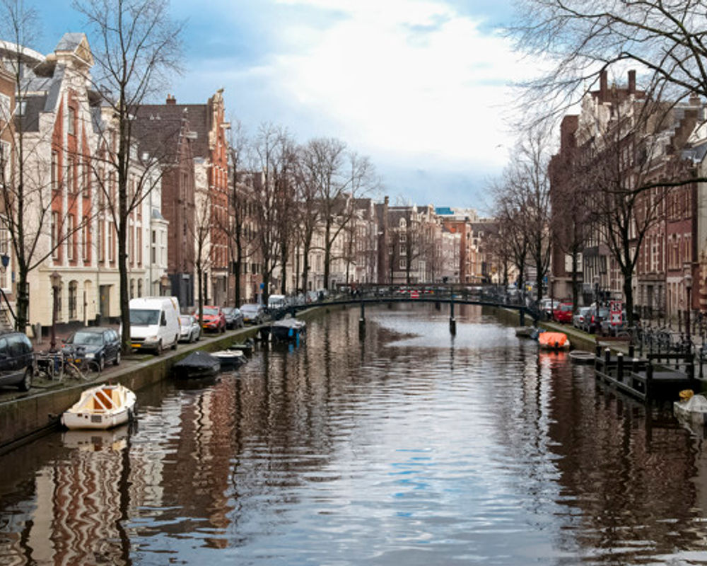 famous-view-canals-amsterdam_174343-242.jpg