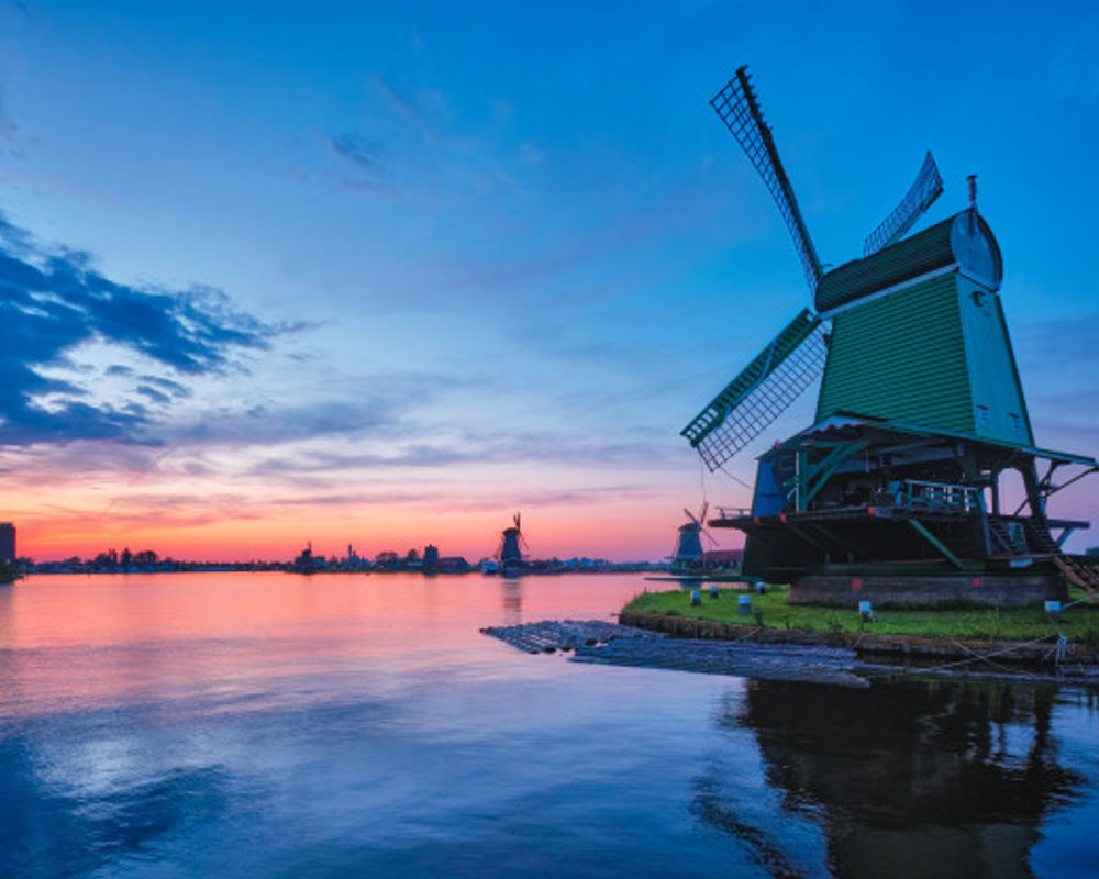 windmills-famous-tourist-site-zaanse-schans-holland-with-dramatic-sky-zaandam-netherlands_163782-5165.jpg