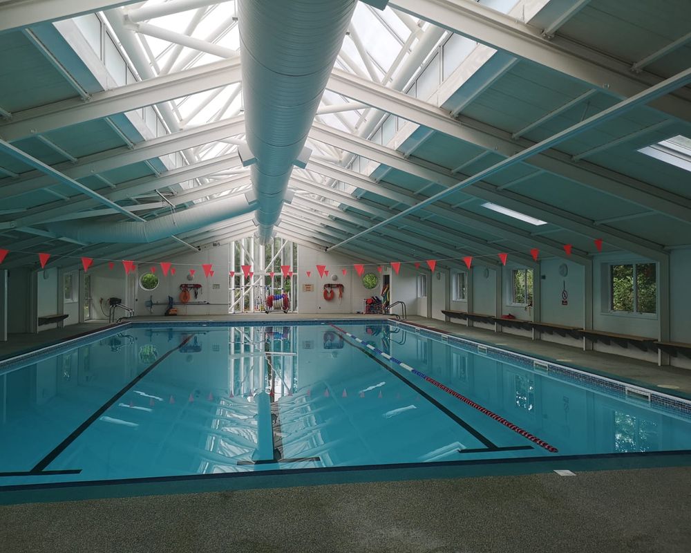 Bedales-School-zainetto-verde-piscina.jpg