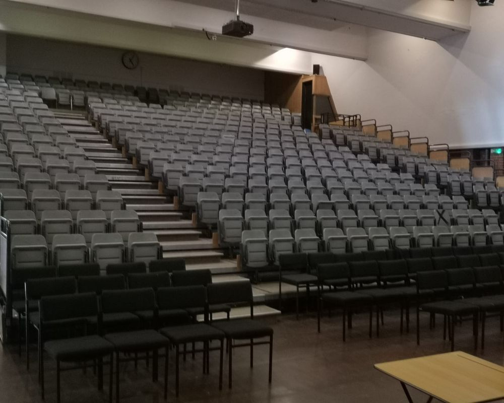 Bedales-School-zainetto-verde-sala-lettura.jpg