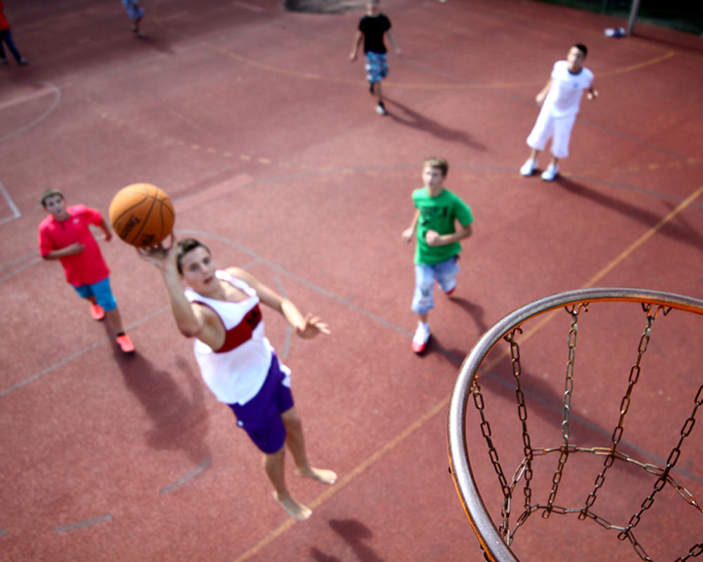 vacanza-studio-austria-vienna-zainetto-verde-collegio-theresianum-alunni-basketball.jpg