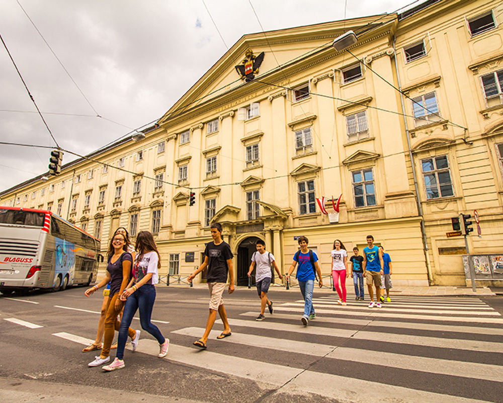 vacanza-studio-austria-vienna-zainetto-verde-collegio-theresianum-alunni-escurzione.jpg