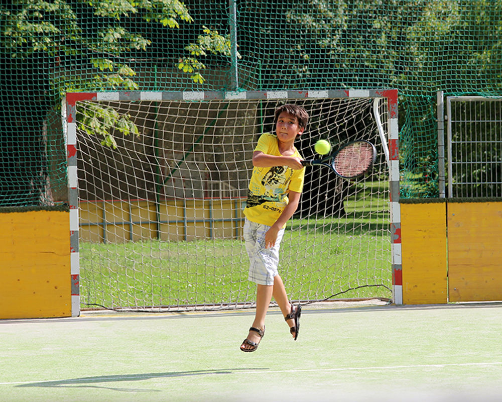 vacanza-studio-austria-vienna-zainetto-verde-collegio-theresianum-alunni-tennis.jpg