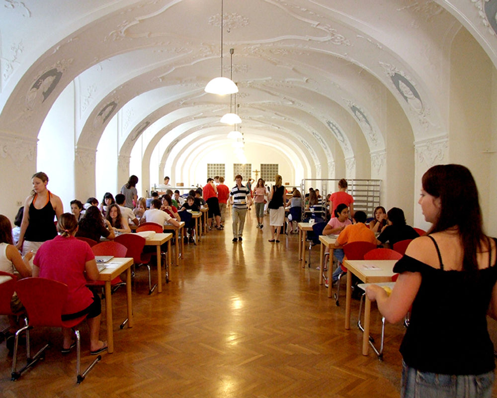 vacanza-studio-austria-vienna-zainetto-verde-collegio-theresianum-menza-alunni.jpg