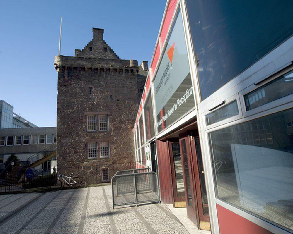 vacanza-studio-scozia-edimburgo-zainetto-verde-napier-university-città-bus.jpg