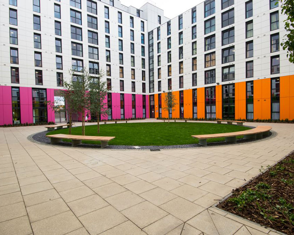 vacanza-studio-scozia-edimburgo-zainetto-verde-napier-university-interno-parco-campus.jpg