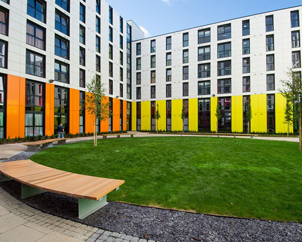 vacanza-studio-scozia-edimburgo-zainetto-verde-napier-university-parco-interno-campus.jpg