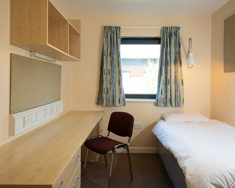 vacanza-studio-inghilterra-eastbourne-zainetto-verde-university-of-brighton-camera.jpg
