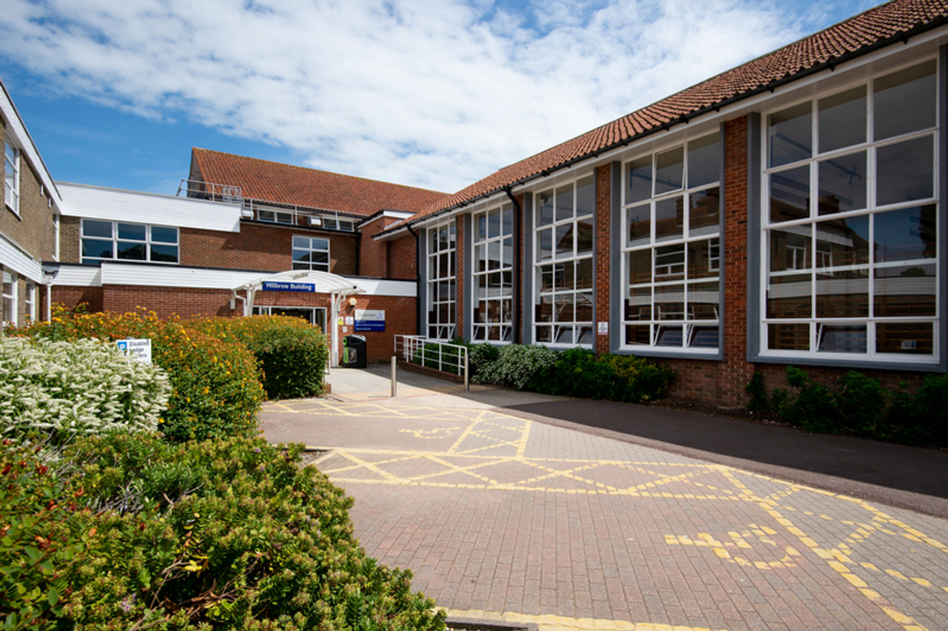vacanza-studio-inghilterra-eastbourne-zainetto-verde-university-of-brighton-campus-entrata.jpg