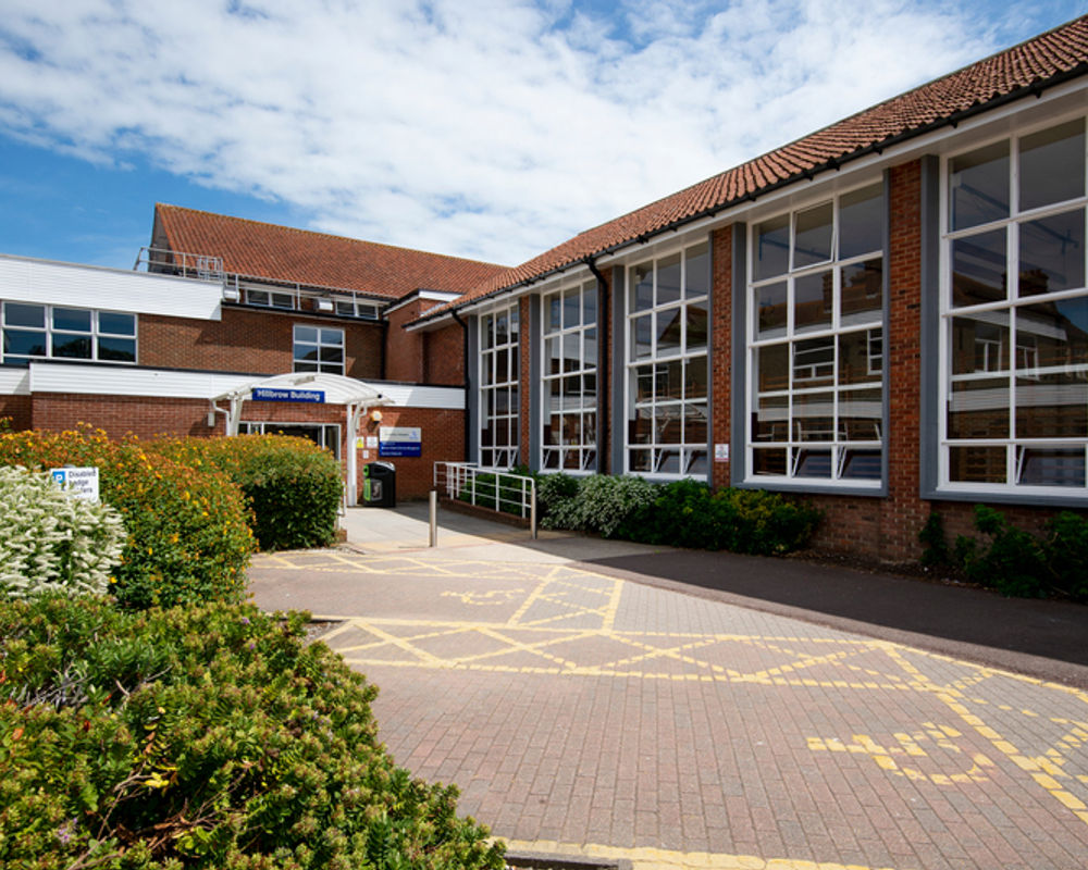 vacanza-studio-inghilterra-eastbourne-zainetto-verde-university-of-brighton-campus-entrata.jpg