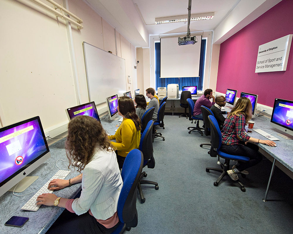vacanza-studio-inghilterra-eastbourne-zainetto-verde-university-of-brighton-classe-computer.jpg