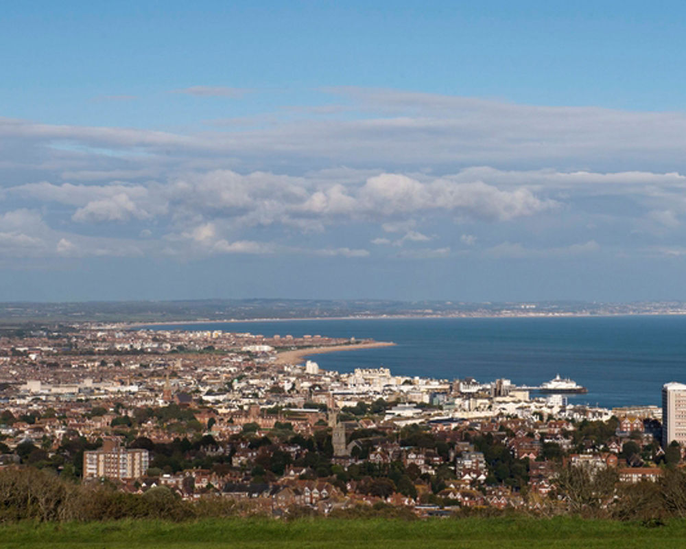 vacanza-studio-inghilterra-eastbourne-zainetto-verde-university-of-brighton-paesaggio-mare.jpg