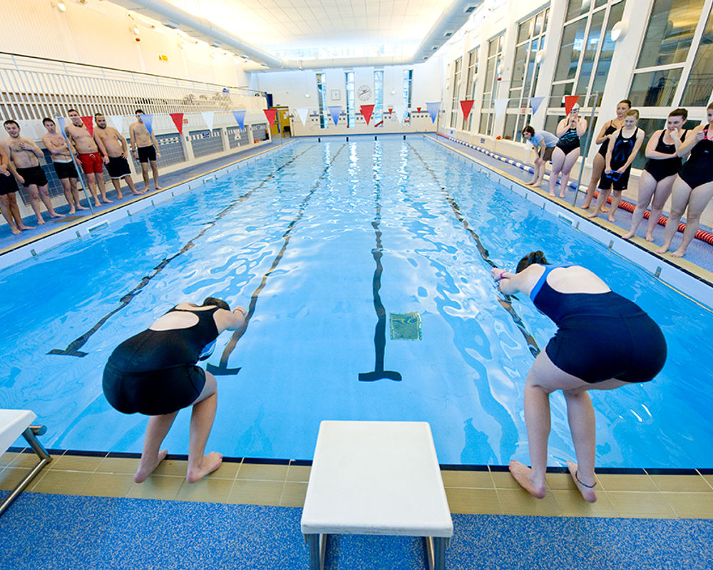 vacanza-studio-inghilterra-eastbourne-zainetto-verde-university-of-brighton-piscina.jpg