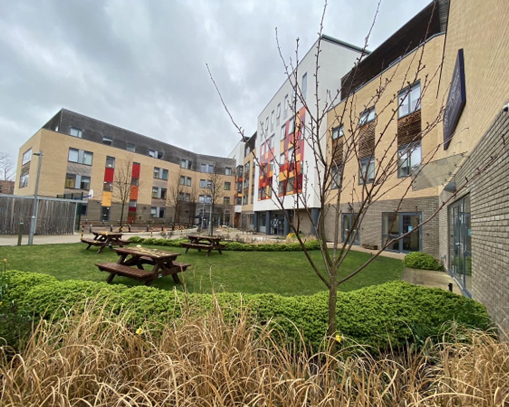 vacanza-studio-inghilterra-cambridge-zainetto-verde-abbey-college-campus.jpg
