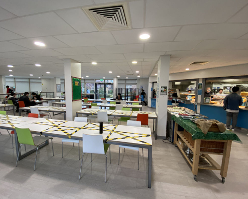 vacanza-studio-inghilterra-cambridge-zainetto-verde-abbey-college-mensa.jpg