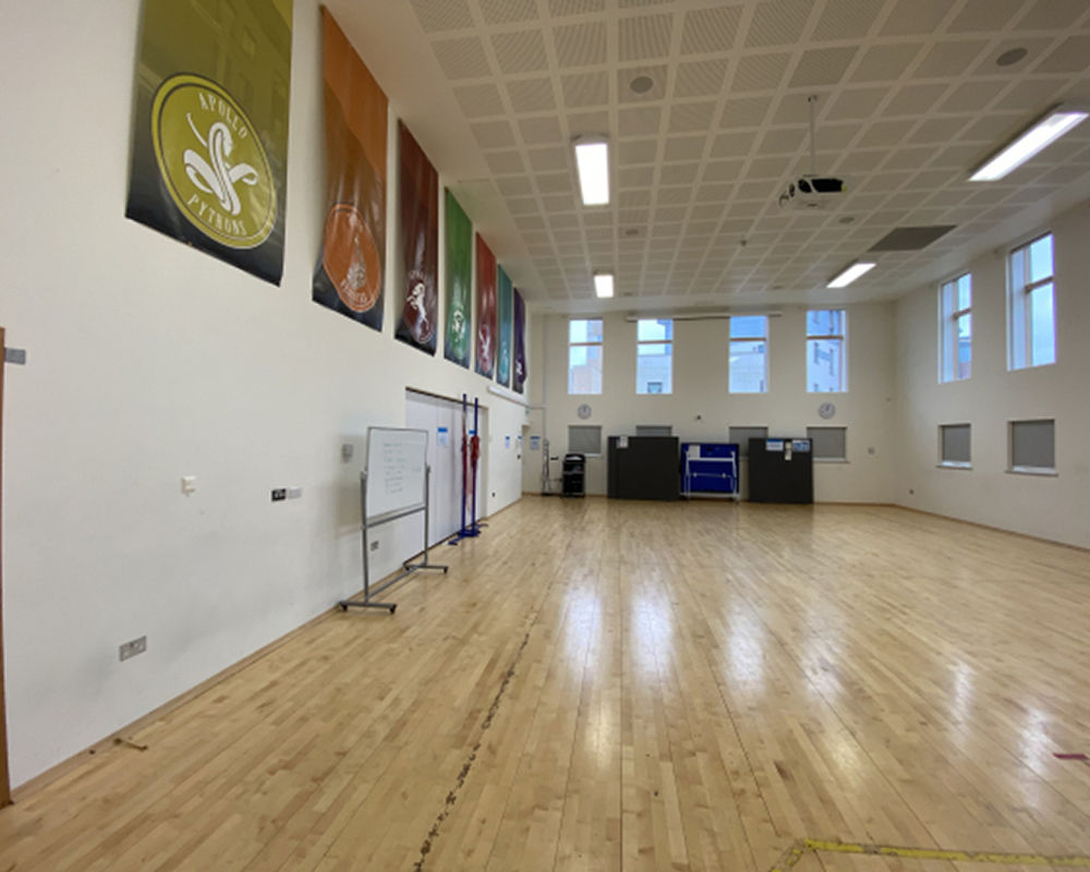 vacanza-studio-inghilterra-cambridge-zainetto-verde-abbey-college-palestra.jpg