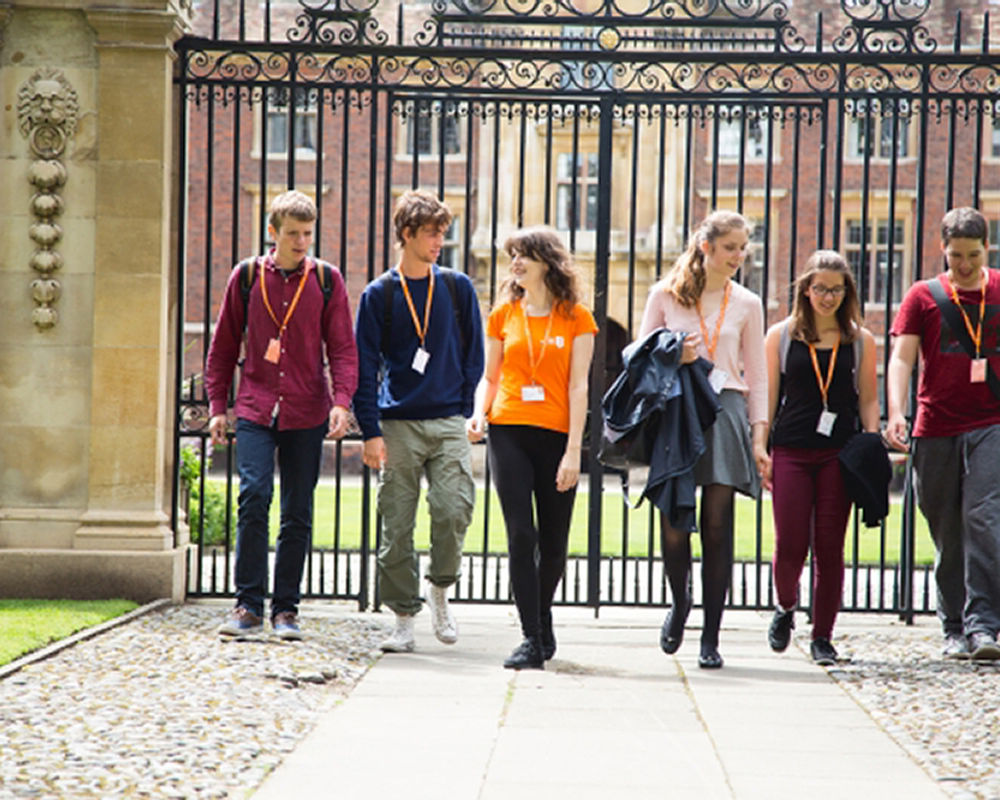 vacanza-studio-inghilterra-cambridge-zainetto-verde-abbey-college-studenti.jpg