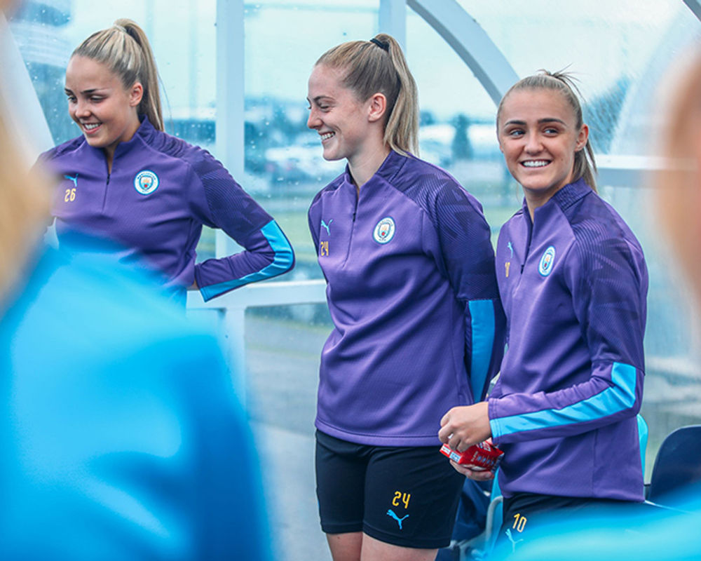 vacanza-studio-inghilterra-manchester-zainetto-verde-city-football-academy-ragazze-panchina.jpg