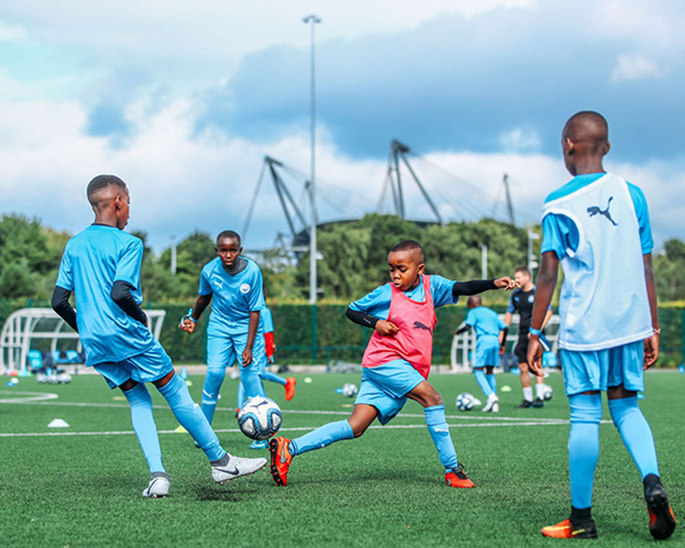 vacanza-studio-inghilterra-manchester-zainetto-verde-city-football-academy-studenti-allenamento.jpg