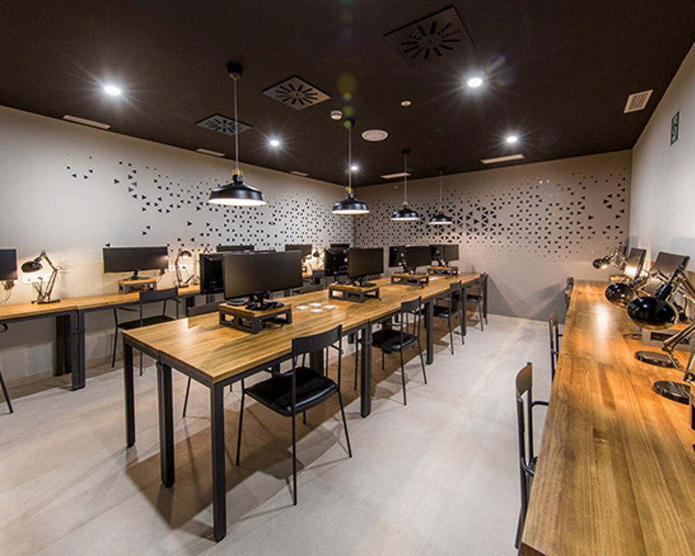 vacanza-studio-spagna-barcellona-zainetto-verde-residenzia-lofttown-aula-computer.jpg