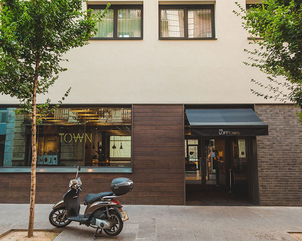 vacanza-studio-spagna-barcellona-zainetto-verde-residenzia-lofttown-entrata-campus.jpg
