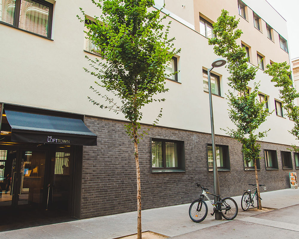 vacanza-studio-spagna-barcellona-zainetto-verde-residenzia-lofttown-facciata-campus.jpg