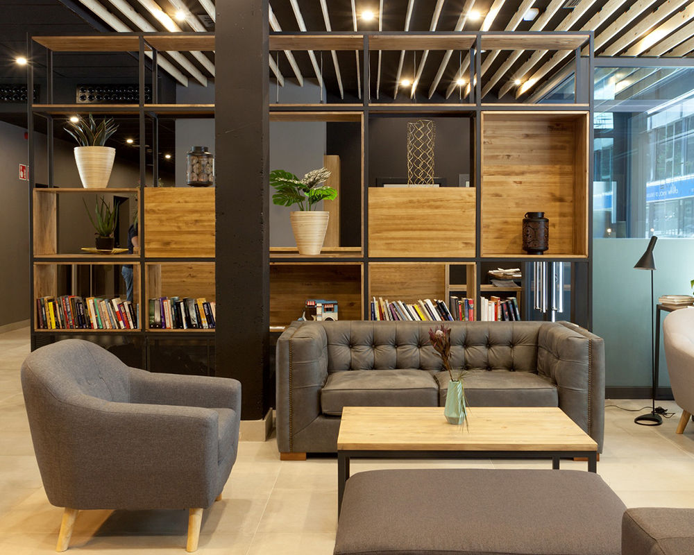 vacanza-studio-spagna-barcellona-zainetto-verde-residenzia-lofttown-hall-divani.jpg
