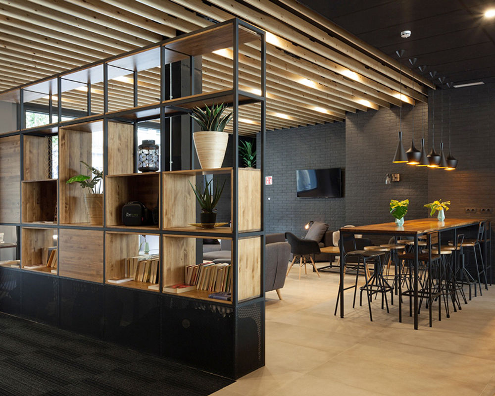 vacanza-studio-spagna-barcellona-zainetto-verde-residenzia-lofttown-hall-scaffali.jpg