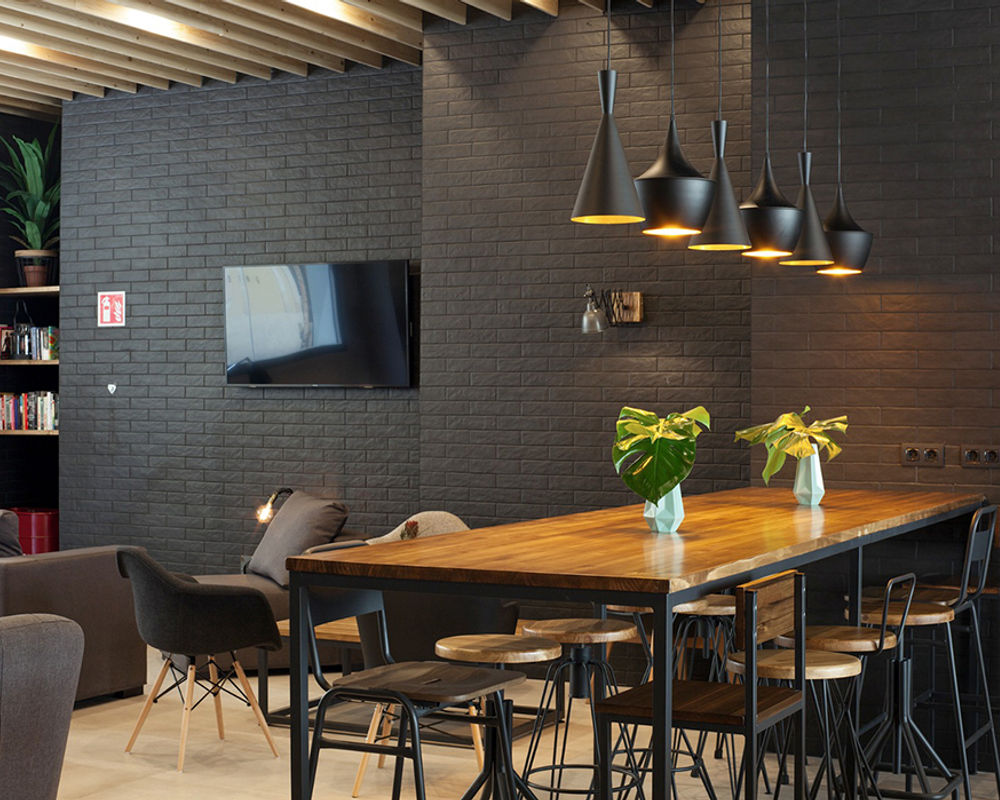 vacanza-studio-spagna-barcellona-zainetto-verde-residenzia-lofttown-hall-tavoli.jpg